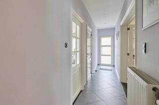 Ruime villa met 3 slaapkamers en mogelijkheid tot beroep aan huis in hartje Eksel<br /><br />In het hart van Eksel vinden we deze verrassend ruime vrijstaande woning terug, gelegen op een mooi perceel van 1.033 m². Met een bewoonbare oppervlakte van maar liefst 272 m² geniet u hier van een zee aan ruimte, zowel voor het gezinsleven als voor professionele doeleinden. Ook is Eksel praktisch gelegen Ten opzichte van Eindhoven, valkenswaard, Budel en Hasselt vanwege de dichtbij gelegen A24.<br /><br />De woning onderging in 2010 een grondige renovatie en werd doorheen de jaren uitstekend onderhouden. Een afzonderlijke bureelruimte en de ruime parkeermogelijkheden maken het pand bijzonder interessant voor wie wonen en werken onder één dak wil combineren. Zonnepanelen met groenestroomcertificaten, bijkomende muurisolatie en een gekeurde laadpaal vormen bovendien mooie extra troeven.<br /><br />INDELING GELIJKVLOERS:<br />- Inkomhal<br />- Woonkamer<br />- Gastentoilet <br />- Keuken<br />- Ontbijthoek<br />- Kantoor/praktijk ruimte <br /><br />VERDIEPING:<br />- Nachthal<br />- Badkamer <br />- Slaapkamer 1<br />- Slaapkamer 2<br />- Slaapkamer 3<br />- Toilet<br /><br />BUITEN<br /><br />De woning is gelegen op een mooi perceel van 1.033 m² en beschikt over een ruime achtertuin. De combinatie van de centrale ligging en deze royale buitenruimte is een belangrijke meerwaarde. Op het perceel bevindt zich bovendien een vrijstaande garage met automatische sectionale poort en een gekeurde laadpaal. Aansluitend is er een carport aanwezig. De ruime oprit biedt daarnaast plaats aan meerdere wagens op eigen terrein. Ook is er voor de gezellige avonden of dag activiteiten een gezellig bar voorzien. <br /><br />TROEVEN:<br /><br />• Maar liefst 272 m² bewoonbare oppervlakte<br />• Royaal perceel van 1.033 m²<br />• Centrale ligging in het hart van Eksel<br />• Grondig gerenoveerd in 2010<br />• 3 ruime slaapkamers, waarvan één met dressing<br />• Afzonderlijke bureel-/praktijkruimte<br />• Royale en lichtrijke woonkamer met ingebouwde gashaard<br />• Volledig uitgeruste keuken met ontbijthoek<br />• Kelder aanwezig<br />• Zonnepanelen met groenestroomcertificaten<br />• Bijkomende muurisolatie langs de binnenzijde<br />• Vrijstaande garage met automatische sectionale poort<br />• Carport en ruime parkeermogelijkheden op eigen terrein<br />• Gekeurde laadpaal<br />• Winkels, scholen, horeca en openbaar vervoer vlakbij