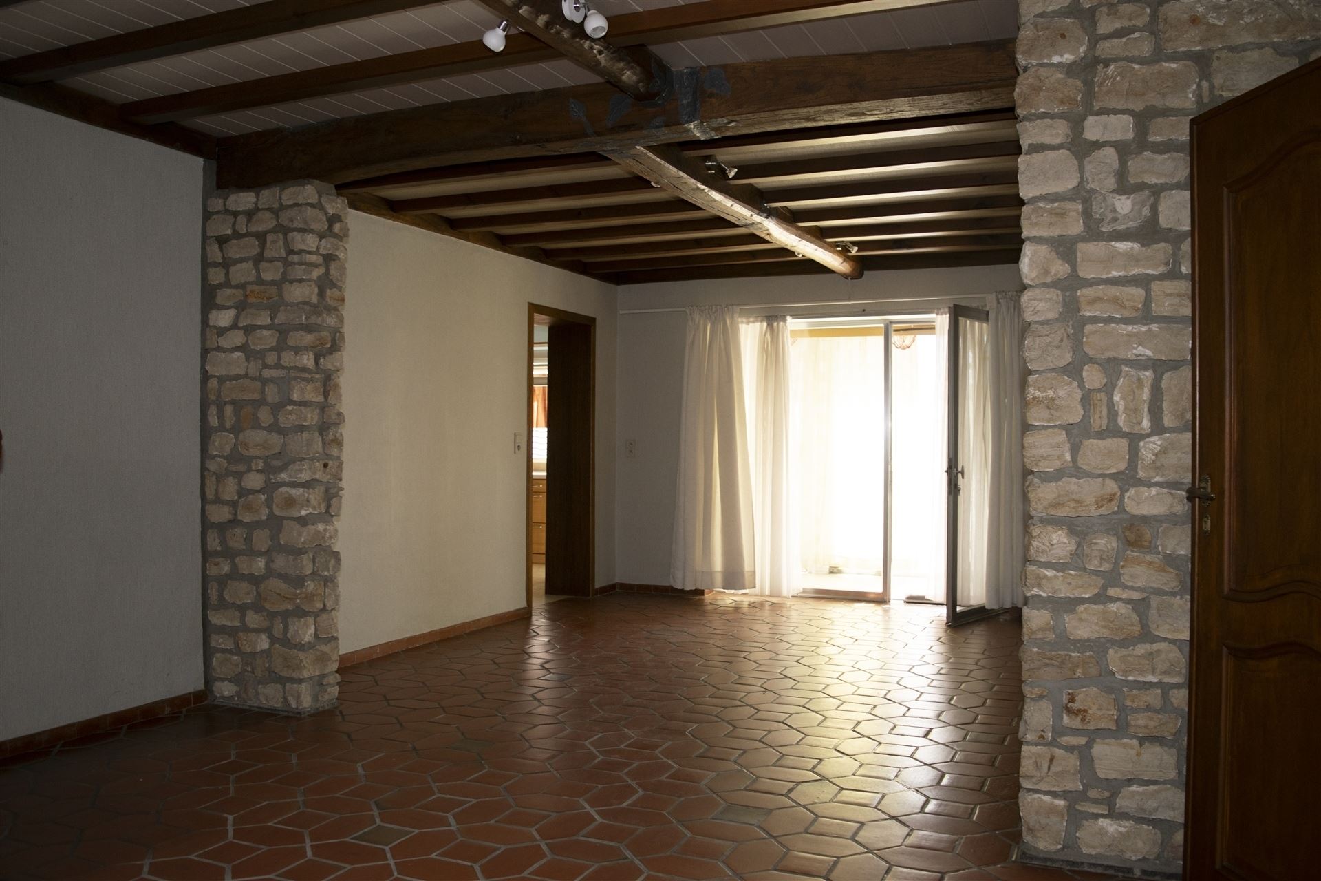 Landelijke woning met zonnepanalen, garage en tuin - foto 2