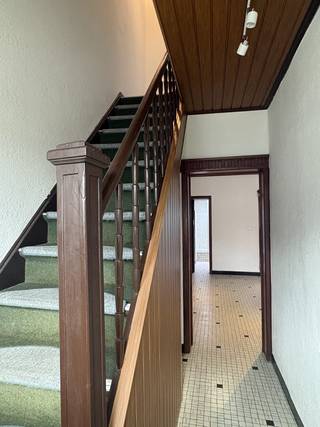 <p>Instapklare woning nabij centrum Geraardsbergen.</p><p>Deze woning is gelegen op wandelafstand van onderwijs, openbaar vervoer én winkels en biedt op bij binnenkomst een inkomhal, living met keuken en eetplaats.<br />Via de keuken heeft men toegang naar het zuidgericht terras met afgesloten ruime berging die kan geïntegreerd worden in de woning tot 4de slaapkamer bureauruimte.<br />De badkamer bevindt zich eveneens op het gelijkvloers.<br />Op het eerste verdiep zijn er 3 slaapkamers en heeft men toegang tot de zolder.<br />Het dak werd recentelijk geïsoleerd eveneens als de zoldervloer.<br />De ramen zijn voorzien van hoogrendementsbeglazing.<br />GEEN renovatieplicht !<br />Mits een paar kleine aanpassingen, ideale starterswoning of opportuniteit voor investeerders</p>