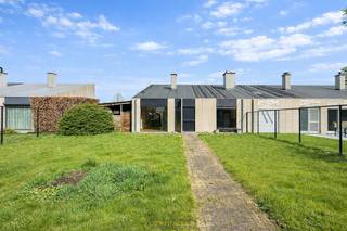 Solide WONING met GROTE TUIN, GARAGE en VLOTTE TOEGANG VOOR- EN ACHTERAAN, rustig gelegen in een KINDVRIENDELIJKE WIJK met DOODLOPENDE STRATEN. Via...