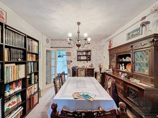 Te renoveren ruime woning met 4 slaapkamers in het hart van Oud-Knokke – Albertlaan 21<br /><br />Deze ruime woning is ideaal gelegen in het charmante Oud-Knokke, vlak bij de Groentenmarkt en op wandelafstand van de Lippenslaan, winkels, horeca en alle nodige faciliteiten.<br /><br />Indeling:<br />Bij het betreden van de woning komt u in de inkomhal die toegang biedt tot de gezellige woonkamer en eetplaats. Verder bevindt zich op het gelijkvloers een ingerichte keuken, een afzonderlijk toilet en een praktische wasplaats. Boven de wasplaats, in het bijgebouw, bevindt zich een eerste slaapkamer. Daarnaast is er een ruime berging, een buitenberging en een aangenaam tuintje.<br /><br />Op de eerste verdieping vindt u een slaapkamer, een ruimte voorzien voor een toilet en een badkamer die is opgesplitst in een douchekamer met toilet en een aparte badkamer.<br />De tweede verdieping beschikt over nog twee volwaardige slaapkamers.<br /><br />Deze woning biedt tal van mogelijkheden voor wie op zoek is naar een renovatieproject met ruimte, een centrale ligging en veel potentieel in Knokke.