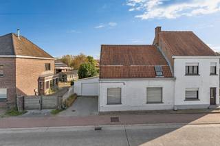 <p>Deze woning bevindt zich op een perceel van maar liefst 1.000 m² en biedt veel mogelijkheden.</p><p>Ideaal voor wie op zoek is naar een gezellige gezinswoning met veel extra bergruimtes.</p><p></p><p>De bewoonbare oppervlakte bedraagt maar liefst 217 m², exclusief de bijgebouwen.</p><p>Op het gelijkvloers vinden we een inkomhal, twee gastentoiletten, een bureau, een zeer ruime slaapkamer of hobbyruimte, een ruime leefruimte en keuken, aangevuld met verschillende aanpalende bergruimtes achteraan. De eerste verdieping telt drie slaapkamers en daarnaast is er ook nog een droge kelder aanwezig, perfect voor het bewaren van voorraad of huishoudelijke spullen.</p><p></p><p>De Zuid-Oost georiënteerde tuin biedt een aangename buitenruimte met veel privacy, waarin zich achteraan een serre en een tuinhuis bevinden, ideaal voor opslag of als werkruimte. De aanpalende garage met automatische poort biedt plaats voor een wagen en extra opbergruimte, terwijl ook parkeermogelijkheid naast de woning aanwezig is.</p><p>De ligging van de woning is uitstekend, met een vlotte bereikbaarheid naar Zulte en Waregem, de E17 en nabij diverse winkels, scholen en andere voorzieningen.</p><p></p><p>Deze woning biedt veel potentieel en is zeker een bezoek waard voor wie een ruim huis met karakter en grote tuin wil renoveren en aanpassen naar eigen wens.</p>