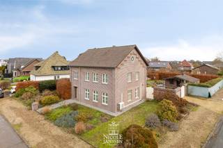 Deze ruime gezinswoning is gebouwd met degelijke materialen, heeft een frisse keuken en badkamer, is praktisch ingedeeld en geniet van een gunstige EPC-score.<br /><br />Mogelijkheid om het perceel bouwgrond, zijnde het achterste gedeelte van de tuin (met het tuinhuis en vijver) van 04a 56ca bij te kopen. <br /><br />=> Ligging<br />Het huis is mooi gelegen op een royaal hoekperceel in een verzorgde buurt. De carport en inrit zijn via de achterliggende oprit in de zijstraat te bereiken. De ligging vlakbij de Nederlandse grens zorgt voor een vlotte verbinding.<br /><br />=> Gelijkvloers<br />- Frisse inkomhal met ingebouwde ruimte voor vestiaire<br />- Leefruimte met airco en veel lichtinval door de vele ramen<br />- Volledig eiken keuken voorzien van afzuigkap, koelkast, spoelbak en vaatwasser<br />- Bijkeuken met demonteerbare kastenwand en aansluiting voor wasmachine en droogkast op hoogte<br />- De voormalige garage werd omgevormd tot deze praktische berging/wasplaats<br />- Verzorgde badkamer ingericht met dubbele wastafel, ligbad en ruime betegelde inloopdouche<br /><br />=> Verdieping<br />- Overloop met apart toilet met wastafel (om te vormen tot tweede badkamertje) en mogelijkheid tot het plaatsen van een vaste trap naar de zolderruimte<br />- Grote slaapkamer met laminaatvloer<br />- Tweede slaapkamer met airco<br />- Derde slaapkamer met vast tapijt<br /><br />=> Tuin<br />- Betegeld ingesloten terras<br />- Oprit met automatische poort en toegang tot de carport<br />- Het terrein is volledig omheind<br /><br />=> Indeling<br />-- Gelijkvloers: inkomhal met vestiaireruimte, leefruimte, keuken, badkamer, apart toilet, achterinkom, wasplaats en berging (in voormalige garage) en carport;<br />-- Verdieping: overloop, apart toilet met wastafel/2de badkamer en drie slaapkamers;<br />-- Zolder woning: twee ruimtes;<br />-- Zolder boven garage/carport;<br />-- Kelder: C.V.-ruimte + volledig geïsoleerde kruipkelder.