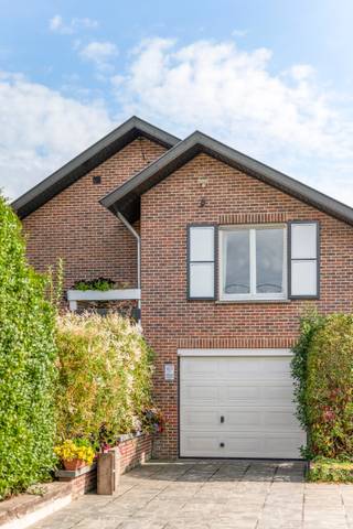 [[ DIT PAND NEEMT DEEL AAN DE ERA OPEN HUIZEN DAG OP 6/12 VAN 11:00 TOT 12:00 ]]
<br /><br />Bent u op zoek naar een prachtige villa mét zwembad die vlot bereikbaar is en toch volledig gelegen is in een rustige omgeving? Lees dan zeker verder!<br /><br />Sterke punten:<br />- Dak én verwarmingssysteem (warmtepomp) volledig vernieuwd<br />- Zonnepanelen<br />- Energiezuinig: EPC C: 235 - Wanneer 1 accumulator (niet meer in gebruik) wordt weggehaald, wordt een B-score mogelijk<br />- Zwembad met 12 meter lengte<br />- Volledige onderkeldering met inrit en plaats voor 5 wagens / Mogelijkheid grote hobbyruimte<br />- Mooi zonnig perceel van maar liefst 1.485m²<br />- Zit en ontspanningsruimte rondom de villa<br />- 5 grote slaapkamers<br />- 2 badkamers<br />- Hoogwaardig materiaalgebruik<br />- Rustig gelegen en volledig omheind<br /><br />Indeling:<br />- GLV: De ruime centrale hal (28m²), waar zich een apart toilet bevindt alsook een vestiaire, biedt toegang tot alle ruimtes. De grote en lichtrijke woonkamer (44m²) biedt langs twee kanten toegang tot de prachtige tuin. Enerzijds is er een terras voorzien van zonneluifel, aan de andere kant een gezellige veranda (25m²). Verder bevinden er zich op deze verdieping nog twee slaapkamers (23m² en 19m²) waarvan de ene als piano-kamer gebruikt wordt. Tussen de twee kamers bevindt zich de uitgeruste badkamer (9m²). Tot slot bevindt er zich naast de woonkamer nog de geïnstalleerde keuken (14m²) mét naastgelegen bijkeuken (7m²) en doucheruimte (3m²).<br />- 1steV: Op de tussenverdieping bevindt zich een bureel dat kan dienen als slaapkamer. Verder nog twee slaapkamers (22m² en 21m²) met ingemaakte kasten en een dressing (16m²).<br /><br />Kelderverdieping: De linker garagepoort geeft toegang tot de volledige onderkelderde verdieping van maar liefst 187m²! Deze biedt plaats aan 5 wagens en/of de mogelijkheid tot hobbyruimte. De rechter garagepoort (22m²) ligt gelijk met de vloerpas waarin 1 wagen kan geplaatst worden.<br /><br />Lage energiekost! 150EUR/maand voor 2/3 van het jaar!<br /><br />Benieuwd naar wat deze prachtige villa te bieden heeft? Aarzel dan niet om contact op te nemen en dan voorzien wij u van een rondleiding met alle bijhorende info!