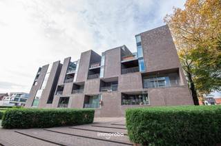 Gelegen in het bruisende en centraal gelegen centrum van Waregem, in de stijlvolle residentie Avalon, staat dit energiezuinige en comfortabel ingerichte appartement te koop. Hier woon je op een unieke locatie, op wandelafstand van alle belangrijke voorzieningen: winkels, gezellige horeca, openbaar vervoer, scholen én het groene park 'De vijvers'.<br /><br />Het appartement beschikt over een lichtrijke leefruimte met een mooie parketvloer en een open, volledig uitgeruste keuken. Vanuit de leefruimte heb je toegang tot het overdekte terras van 10 m², waar je in alle rust en privacy kan genieten. De vloerverwarming en een gezellige haard zorgen voor een warm en knus gevoel, het hele jaar door.<br /><br />Er zijn twee volwaardige slaapkamers, elk uitgerust met praktische inbouwkasten voor extra comfort en voldoende bergruimte. De badkamer is voorzien van een inloopdouche, een ligbad en een dubbele wastafel, en daarnaast is er ook een apart gastentoilet.<br /><br />Tot slot is er de mogelijkheid tot aankoop van een ruime garage én een extra berging, wat deze woonst helemaal compleet maakt.<br /><br />Dit appartement combineert comfort met een ongeëvenaarde ligging, ideaal voor wie wil wonen in het bruisende hart van Waregem.<br /><br />📩 Interesse? Contacteer Tom Wielfaert via tom@immoroba.be of bel 0497/85.80.52 voor een bezoek.