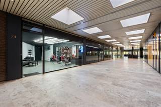 <p>Te koop: gesloten handelspand in het hart van Sint-Niklaas, gelegen aan de Kokkelbeekstraat, op een drukke en goed bereikbare locatie.</p>
<p>Dit handelspand bevindt zich in het centrum, omringd door scholen, winkels en openbaar vervoer. Dankzij de ligging nabij het treinstation, parken en belangrijke invalswegen is het een uitstekende keuze voor ondernemers die zichtbaarheid en bereikbaarheid belangrijk vinden. De drukke omgeving zorgt voor een constante stroom aan potentiële klanten, terwijl de nabijheid van sociale voorzieningen het pand extra aantrekkelijk maakt.</p>
<p> </p>
<p>Belangrijkste ruimtes:<br />• Handelsruimte met etalage, ideaal voor commerciële activiteiten.<br />• Achterruimte geschikt voor opslag of werkruimte.<br />• Sanitair aanwezig.</p>
<p>Troeven:<br />• Centrale ligging in Sint-Niklaas, nabij alle voorzieningen.<br />• Uitstekende bereikbaarheid met openbaar vervoer en via invalswegen.<br />• Drukke locatie met veel passage.</p>
<p> </p>
<p>Neem vandaag nog contact op met je ERA-makelaar voor een bezoek.</p>
<p>JOUW DROOMHANDELSPAND. ZO GEVONDEN!</p>