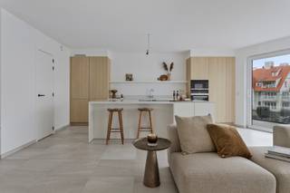 Dit instapklaar appartement met 3 slaapkamers is gelegen in de nieuwbouwresidentie Hélène-Charlotte , centraal tussen Nieuwpoort-Bad -en Stad.Geniet...