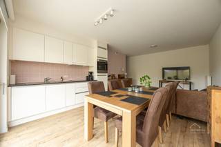 <p><strong>Instapklare 1-Slaapkamer appartement in Puurs te koop!</strong></p><p>Dit instapklare appartement is gelegen op de 2de verdieping van de luxueuze residentie <em><i>Parkhof Ter Zielbeek</i></em>, vlak naast het park en met een uitstekende bereikbaarheid via de A12, N16 en N17.</p><p>U komt binnen via een ruime inkomhal met plaats voor een vestiairekast. De lichtrijke leefruimte met eetplaats sluit naadloos aan op de volledig ingerichte open keuken, voorzien van alle nodige comfort. Vanuit de leefruimte heeft u toegang tot het aangename terras van 8 m², waar u kan genieten van het groene uitzicht.</p><p>Verder beschikt het appartement over een praktische berging met aansluiting voor wasmachine en droogkast, een ruime slaapkamer en een grote badkamer uitgerust met wastafel, inloopdouche en toilet.</p><p>Extra troeven:</p><ul><li>Lift aanwezig in het gebouw</li><li>Energiezuinig en rolstoelvriendelijk</li><li>Rustige ligging in een groene omgeving</li><li>Vlotte verbinding richting Brussel en Antwerpen</li></ul><p>Onmiddellijk beschikbaar.</p>