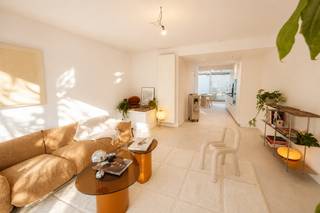 Deze prachtige bel-étage-woning in Oostende is recent gerenoveerd en biedt een perfecte combinatie van comfort, stijl en locatie door zijn centrale ligging tussen Bredene en Oostende op boogscheut spuikom.<br /><br />De benedenverdieping omvat naast de inkomhal, een ruime garage met sectionale poort, technische-/wasruimte en polyvalente kamer die dienst kan doen als bureel of logeerkamer (alle voorzieningen aanwezig). Het centrale woongedeelte is gelegen op de eerste verdieping en omvat het gastentoilet in de hall, lichtrijke woonkamer met grote raampartijen, moderne volledig ingerichte keuken met kwaliteitsapparatuur en aansluitend knus terras in exortisch hout. De bovenste verdieping omvat een ruime master bedroom, jeugd-kamer en moderne badkamer met instapdouche. <br /><br />Deze bel-étage werd compleet gestript en kwalitatief met energetische en hoogwaardige materialen gerenoveerd. <br />Future proof met ventilatie volgens hedendaagse normen, zonnepanelen, parket in de slaapkamers, .. <br />Met een EPC-waarde van 69Kwh en een energielabel A, is deze woning ook nog eens energiezuinig en milieuvriendelijk.<br />Deze woning is ideaal als mooie gezinswoning of investering!<br /><br />GEPUBLICEERDE PRIJS = STARTPRIJS! Ieder bod boven deze prijs leggen wij voor aan de verkoper. <br />ZATERDAG 12 SEPTEMBER BEZOEKMOMENT, MAAK NU UW AFSPRAAK 059/43.43.00