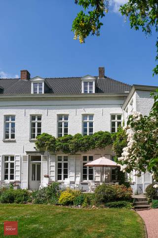 Inkomhal, ruime zomerliving, winterliving, afzonderlijke eetplaats, 2 keukens, 6 slaapkamers, bureel, hobbykamer, 2 badkamers, verschillende...