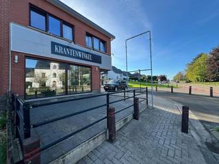 Op zoek naar een goed gelegen handelspand voor uw onderneming? Dit handelspand aan Oude Baan 2 in Diepenbeek, de voormalige locatie van een krantenwinkel, beschikt over 74 m² commerciële ruimte, 3 parkeerplaatsen en een bijkomende kelderruimte van 33 m².<br /><br />Het pand geniet een interessante ligging langs de N2 tussen Diepenbeek en Bilzen-Hoeselt. Dankzij de ligging langs deze belangrijke verbindingsweg is de locatie vlot bereikbaar en biedt ze een uitstekende uitvalsbasis voor diverse commerciële of professionele activiteiten.<br /><br />Naast de commerciële ruimte beschikt het pand over een praktische kelder van 33 m², ideaal als extra opslagruimte of stockageruimte. Bovendien zijn er 3 parkeerplaatsen voorzien, een belangrijke troef voor zowel klanten als medewerkers.<br /><br />Op vlak van nutsvoorzieningen beschikt het pand over individuele tellers voor water, elektriciteit en gas. Het pand beschikt bovendien over een EPC met label B.<br /><br />Troeven op een rijtje:<br /><br />- 74 m² commerciële ruimte<br />- Voormalige krantenwinkel<br />- 33 m² kelderruimte/opslagruimte<br />- 3 parkeerplaatsen<br />- Gelegen langs de N2 tussen Diepenbeek en Bilzen-Hoeselt<br />- Individuele tellers voor water, elektriciteit en gas<br />- EPC-label B
