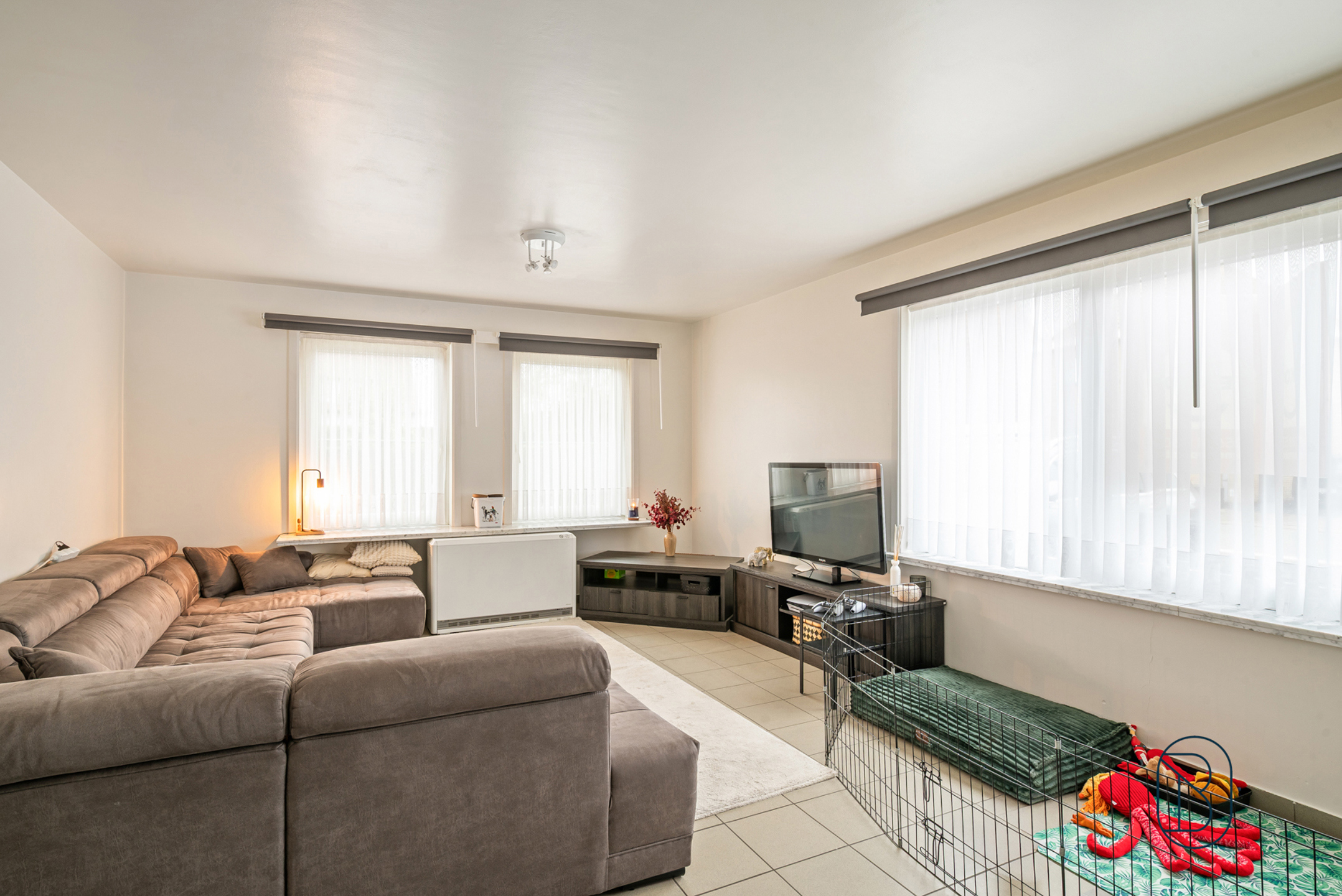 Ruim gelijkvloers appartement met 2 slaapkamers en terras! - foto 2