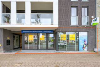 Commerciële kantoorruimte met grote visibiliteit!<br />74m² netto oppervlakte en een vitrine van +/- 9meter aan de straatzijde!<br />Momenteel dienstdoende als zakenkantoor maar mits herindeling/aanpassingswerken zijn de mogelijkheden talrijk. <br />Ingericht met oog voor comfort en veiligheid : beveiligde deur, airco, ventilatie, systeemplafond,...<br />Deze kantoorruimte beschikt verder nog over een kitchenette en afzonderlijk toilet.<br />Conforme elektriciteit, gunstig EPC,...<br />Voldoende (gratis) parkeergelegenheid rechtover het kantoor.<br />Uw bezoek inplannen doet u vandaag nog telefonisch via 09 328 57 78<br />Raadpleeg onze website voor alle beschikbare attesten!