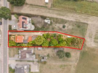 Deze te renoveren woning is gelegen aan verbindingsweg tussen Hasselt en Diepenbeek. Hierdoor is er een zeer vlotte bereikbaarheid. Zowel het centrum van Diepenbeek als van Hasselt bevinden zicht op +/- 5min. De achterkant heeft een prachtig uitzicht over de velden... <br />De woning vraagt een renovatie om te voldoen aan de hedendaagse (energetische) normen. De ruime inkomhal geeft toegang tot de kelder, de leefruimte en een extra zitruimte. <br />De grote leefruimte is voorzien van een mooie visgraad parket en een openhaard. De extra zitplaats sluit aan op de keuken. Verder is er nog een berging, werkplaats en een garage. Tussen de werkplaats en de leefruimte is er een gezellige koer. Op de eerste verdieping zijn er 3 ruime slaapkamers en een badkamer. Via een vaste trap kom je op de nog in te richten zolder. De ramen werden recent vervangen door PVC-profielen met dubbele beglazing en rolluiken. <br />Voor een dergelijke renovatie kan u rekenen op verschillende steunmaatregelen. Neem zeker een kijkje op: www.premiezoeker.be<br /><br />Interesse? 011/873307 of info@puur-groep.be