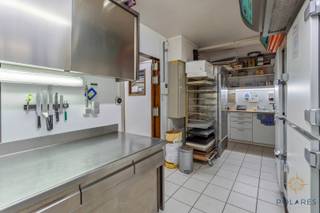 Dit duo van investeringspanden bevindt zich in het centrum van Sterrebeek op een drukke winkelstraat met veel passage.1ste pand: kapperszaak...