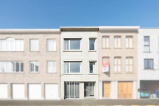 ent u op zoek naar een karaktervolle, verzorgde woning met ruime slaapkamers, garage en groot terras in centrum Burcht ? Lees hier dan zeker even verder ! <br /><br />GLVL: Op het gelijkvloers word u welkom geheten in een ruime inkomhal (14m²) waar we toegang krijgen tot een aparte wc, de wasplaats (9m²), een gigantisch grote garage van maar liefst 35m² groot en het terras (24m²) <br /><br />1steV: Via de spiraaltrap komen we terecht in een aangename woonkamer (met grote ramen voor lekker veel lichtinval) een open keuken, eetkamer en berging, die samen maar liefst 45m² groot zijn. De hal leidt ons verder naar de badkamer (6m²) met ligbad en douchefunctie, een dubbele wastafel en extra toilet, die ook vanuit de hal bereikbaar is.<br /><br />2deV: op de tweede verdieping kunnen we 4 volwaardige slaapkamers vinden, genoeg ruimte voor iedereen dus! 

<p>Gelegen in een rustige buurt in het centrum van Burcht, op wandelafstand van school, winkels en met een vlotte verbinding naar de invalswegen, stellen wij u graag deze woning voor : een warme thuis met voldoende ruimte, betonnen vloeren, zonnepanelen en tal van mogelijkheden om naar uw eigen smaak te moderniseren.</p>

<p>Mis deze opportuniteit niet en plan snel uw bezichtiging in met uw makelaar</p>