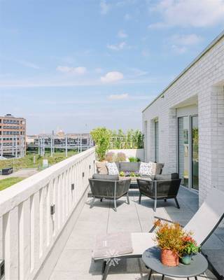 <p><span>GENT - </span><span>Exclusieve penthouse met royaal terras van 113 m²  in nieuwe, groene ontwikkeling nabij het centrum van Gent</span></p><p><span> </span></p><p><span>Op de bovenste verdieping van een architecturaal gebouw (2023) kan u deze energieneutrale penthouse met airco terugvinden. </span></p><p><span>Het uitzondelijke terras volledig rondom het appartement biedt uitzicht over het park en de stad. Hier kan u genieten van 360° privacy.</span></p><p><span>De Tondeliersite is een volledige ontwikkeling waarbij je woont in een park nabij het hart van Gent. Dit duurzaam nieuwbouwproject combineert slimmer wonen met meer genieten. </span></p><p><span>Gunstig gelegen nabij belangrijke invalswegen en openbaar vervoer met vlotte verbindingen naar het centrum van Gent.</span></p><p><span> </span></p><p><span>Troeven</span></p><ul><li><span>Ruime leefruimte met grote raampartijen, hoge plafonds en parket</span></li><li><span>Uitzonderlijk terras van 113 m² met alle oriëntaties rondom het appartement </span></li><li><span>Zonnescreens, zonnepanelen en airco's via warmtepomp voor maximaal leefcomfort</span></li><li><span>Warmtenet + vloerverwarming </span></li><li><span>Zeer energiezuinig (BEN appartement)</span></li><li><span>Ondergrondse staanplaats met individuele laadpaal </span></li><li><span>Recent gebouw van 2023 </span></li><li><span>Kwalitatieve keuken voorzien van alle comfort en toestellen</span></li><li><span>Fietsenberging met 3 individuele plaatsen</span></li><li><span>Vlotte verbinding naar het centrum, winkels en openbaar vervoer</span></li><li><span>2 slaapkamers en 2 badkamers</span></li></ul><p><span> </span></p><p><span>Indeling:</span></p><p><span>Gelegen op de vierde verdieping en toegankelijk met de lift komt u het appartement binnen via de inkomhal met apart toilet. Aansluitend gaat u via de stalen deur richting de lichtrijke leefruimte. De op leefruimte geeft toegang tot het groot terras aan de voorzijde van 85 m² en geniet van een adembenemend uitzicht. De volledig uitgeruste leefkeuken met kwalitatieve toestellen en massieve natuursteen grenst aan een praktische berging en een extra terras van 26 m².</span></p><p><span>Verder zijn er twee slaapkamers, waarbij de eerste beschikt over een eigen badkamer en extra kastruimte. De 2e slaapkamer geniet bijkomend van extra veel lichtinval en een aparte 2e badkamer. Tot slot beschikt het appartement over een gemeenschappelijke fietsenberging en een ondergrondse staanplaats met laadpaal.</span></p><p><span> </span></p><p><span>Belangrijk: </span></p><p><span>Richtprijs: €960.000 + 40.000 euro (autostaanplaats) </span></p><p><span>EPC label: A+ </span></p><p><span>Bezoekdag woensdag 15/07 tussen 16u en 18u</span></p><p><span> </span></p><p><span>Neem contact op met Axel Lenaerts Makelaars voor een bezoek via <span>hannelore@axellenaerts.be</span></span><span> of 09/245 24 24</span></p><p><span> </span></p>