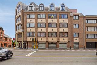 Immo Pické biedt U dit gunstig gelegen appartement aan op de derde verdieping in Halle en in de onmiddelijke omgeving van winkels, openbaar...
