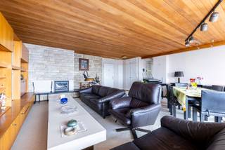 Bent u op zoek naar een ruim (100m²) appartement met twee slaapkamers, terras en garagebox? En dit op de twaalfde verdieping met een prachtig zicht? Dan stellen wij graag volgend appartement aan u voor!<br /><br />Indeling: <br />U komt binnen in de ruime woonkamer (47,5m²) waar er aan de linkerzijde een ingebouwde vestiaire is. Naast de woonkamer bevindt zicht de keuken (9,5m²) met kookplaat, dampkap, spoelbak, oven en aansluitingen voor een vaatwasser en wasmachine. Over de keuken bevindt zich de badkamer (4m²) met vernieuwde inloopdouche en dubbele lavabo. Er is een apart gastentoilet. Verder zijn er twee slaapkamers (13m² & 10m²) en is er vooraan een terras (14m²) over de gehele lengte van het appartement.<br /><br />Afgesloten garagebox in een ondergronds complex mee aan te kopen aan € 30.000 (exclusief van de vraagprijs).<br /><br />Maandelijkse kosten: €407/maand voor minuterie, water, verwarming, lift, algemeen onderhoud, reservefonds, poetsdienst, blokpolis en syndicusvergoeding.<br /><br />Ligging:<br />Uiterst centrale ligging op enkele meters van verbindingswegen, openbaar vervoer, winkels, Rivierenhofpark, ...<br /><br />Pluspunten:<br />- Centrale ligging maar toch in het groen nabij Rivierenhof!<br />- Ruim terras<br />- Garagebox <br />- Gunstig EPC-label (B)<br />Voor meer informatie of een bezichtiging kan u One vastgoed steeds bereiken op volgend nummer 03 360 85 30.