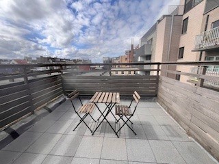 Garage - Parking, Garage, Oostende<br /><br />Dans la ville animée d'Ostende, un garage-parking fonctionnel est essentiel. Que vous soyez un résident se rendant quotidiennement au travail ou un touriste visitant la ville.<br /><br />Ce garage, situé en plein centre d'Ostende, bénéficie d'un emplacement de choix et est facilement accessible par la voie de passage de la rue Koningsstraat. Il est proche des magasins et des restaurants, ainsi que du "top" de la digue.<br /><br />Ce garage peut accueillir la plupart des voitures, comme la plupart des SUV ou des breaks.<br /><br />Comme on dit à Ostende : "c'est pour les rapides".