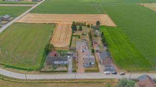 <strong>ZOTTEGEM - Rustig gelegen bungalow in het groen</strong><br />EERSTE BEZOEKDAG VRIJDAG 07/08 VAN 15U TOT 19U (enkel op afspraak!)<br /><br />Op zoek naar een woning waar rust, ruimte en een uitstekende bereikbaarheid hand in hand gaan? Deze verzorgde bungalow is gelegen op een prachtig perceel van 45a 27ca, omgeven door groen en met een vrij uitzicht over de omliggende velden. Ondanks de landelijke ligging bevinden het centrum van Zottegem en de belangrijkste verbindingswegen zich op korte afstand, waardoor u hier geniet van het beste van twee werelden.<br /><br />De woning werd doorheen de jaren steeds goed onderhouden en biedt een solide basis voor wie graag een eigen toets aan zijn toekomstige thuis geeft. De bungalow omvat een inkomhal met gastentoilet, een lichtrijke leefruimte met aansluitende eetplaats en keuken, drie slaapkamers, een badkamer en een praktische kelder. Dankzij de gelijkvloerse indeling, de aangename leefruimtes en het mooie contact met de tuin beschikt deze woning over heel wat potentieel om ze volledig naar eigen smaak op te frissen en te moderniseren.<br /><br />Aansluitend bevindt zich een afzonderlijk bijgebouw met een volledig ingerichte studio, voorzien van een eigen badkamer en kitchenette. Samen met de twee garages biedt dit bijgebouw tal van mogelijkheden.<br /><br />De fraai aangelegde tuin vormt een groene oase waar u in alle privacy kunt genieten van de rust en het open landschap. Voor wie op zoek is naar nog meer ruimte, kan bovendien een aansluitend perceel van 99a 43ca worden aangekocht. Daarnaast is op wandelafstand van de woning een landbouwgrond van 69a 71ca beschikbaar. Hierdoor is deze eigendom uitermate geschikt voor paardenliefhebbers of voor het houden van andere dieren, maar ook voor wie droomt van extra buitenruimte of een landelijke hobby.<br /><br />Deze eigendom combineert een uitzonderlijke groene ligging met een vlotte bereikbaarheid en biedt een unieke kans voor wie op zoek is naar een goed onderhouden woning met opfrispotentieel, veel privacy en tal van mogelijkheden.<br /><br />Neem gerust contact met ons op voor meer informatie of plan vandaag nog uw bezoek via 053/60.65.60. Wij leiden u graag rond.