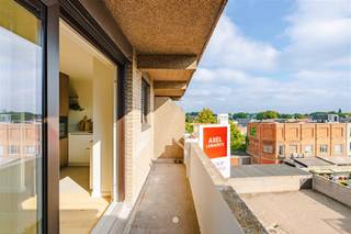 <p><span>Vous êtes à la recherche d'un appartement sans souci dans lequel vous pouvez emménager en un rien de temps ? Ce bel appartement (2025) entièrement rénové allie des matériaux de qualité à une situation agréable à proximité des commerces, de la gare et du centre-ville. </span></p><p><span> </span></p><p><span>Les principaux atouts en un coup d'œil :</span></p><p><span>- Rénovation de haute qualité (2025) avec des matériaux durables tels que parquet, cuisine sur mesure, nouvelles fenêtres,… </span></p><p><span>- Très bonne efficacité énergétique (label EPC B)</span></p><p><span>- Terrasse agréable avec orientation sud-est</span></p><p><span>- Situation calme à proximité des commerces, de la gare, du centre ville,…</span></p><p><span>- Vue dégagée </span></p><p><span>- Place de parking incluse</span></p><p><span> </span></p><p><span>L'appartement est situé au quatrième étage d'un immeuble bien entretenu.</span></p><p><span> </span></p><p><span>L'agencement est le suivant : </span></p><p><span>Hall d'entrée central avec accès à l'espace de vie spacieux et lumineux (35 m²) avec cuisine ouverte, entièrement équipée avec des appareils encastrés. A côté se trouve un débarras pratique avec une installation pour une machine à laver. La terrasse accueillante (3 m²) offre un soleil matinal bienfaisant.</span></p><p><span>À l'arrière, il y a deux chambres à coucher de taille normale. La salle de bain est luxueusement finie et équipée d'une grande douche à l'italienne et d'un lavabo. Toilettes séparées.</span></p><p><span> </span></p><p><span>En outre, l'appartement dispose de nouvelles fenêtres, d'une chaudière de chauffage central récente, d'une électricité conforme et ne contient pas d'amiante. L'appartement est accompagné d'une place de parking privée en surface.</span></p><p><span> </span></p><p><span>Il s'agit également d'une opportunité intéressante pour les investisseurs grâce à sa situation privilégiée, ses finitions de qualité et sa forte valeur locative.</span></p><p><span> </span></p><p><span>Vous êtes convaincu de visiter l'immeuble ?  Contactez l'agent immobilier Axel Lenaerts ! </span></p><p><span>Prix indicatif : 279.000 </span></p>