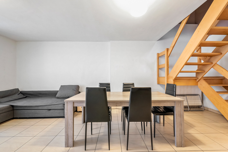 Roeselare : Instapklare hoek duplexappartement met 1 slaapkamer (kan opgesplitst worden )  met ruim terras nabij centrum + zolder - foto 2