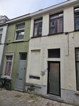 <p><span>Mooi gerenoveerde studio in het centrum van Gent. </span></p><p><span> </span></p><p><span>Indeling van het appartement is als volgt: inkomhal, keuken, living, badkamer, slaapkamer.</span></p><p><span> </span></p><p><span>Contacteer Dries van Pattymo via 0488 90 78 20 of dries@pattymo.be voor meer informatie of een bezoek ter plaatse.</span></p>