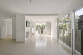 <p>Rustig gelegen in een residentiële woonwijk en omgeven door een groene tuin die volledige privacy biedt, vindt u deze modernistische villa uit 1973. De woning onderscheidt zich door haar tijdloze architectuur, open leefruimtes en grote raampartijen die zorgen voor een overvloed aan natuurlijk licht. De indrukwekkende vide, de karaktervolle centrale haard en de sterke verbinding met de tuin creëren een unieke en aangename woonbeleving.<br /><br />De praktische indeling omvat vier slaapkamers, waarvan twee op het gelijkvloers en twee op de eerste verdieping. Verder beschikt de woning op het gelijkvloers over een badkamer, een technische berging, een wasplaats en een apart gastentoilet. De combinatie van strakke witte gevels, asymmetrische dakvormen en zorgvuldig uitgewerkte volumes verleent de woning een tijdloze uitstraling die vandaag opnieuw bijzonder gegeerd is.<br /><br />Dankzij de solide constructie en de bijzondere architectuur biedt deze villa een unieke kans om een karaktervolle woning volledig naar eigen smaak te moderniseren, met respect voor haar oorspronkelijke ontwerp. Een ideale thuis voor wie op zoek is naar rust, privacy, ruimte en een woning met een eigen identiteit.<br /><br />De prijs betreft een richtprijs. Alle biedingen boven of onder deze prijs worden voorgelegd aan de eigenaars die er al dan niet kunnen op ingaan.</p>
<p>Meer informatie? Contacteer Nicola via 0479 43 30 86<br />Altijd welkom!</p>