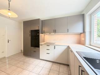 GELIEVE UITSLUITEND TE REAGEREN VIA HUURDERSPROFIEL via deze link :<br />https://immogoffin.mijnhuurprofiel.be/property/4b0cf079-4826-4393-bb5a-07e8d62e0c30<br /><br />Dit netjes gerenoveerd appartement met een bewoonbare oppervlakte van 77 m² (bron: epc, excl garage en kelder) is gelegen op de gelijkvloerse verdieping in residentie Molenhof, langs de Molenweg in Vlijtingen, deelgemeente van Riemst.<br /><br />In Vlijtingen is het aangenaam en gemoedelijk om wonen, met verschillende dagelijkse benodigdheden binnen handbereik, zoals de supermarkt, de apotheek, de bakker, de basisschool,.. Het centrum van Riemst ligt vlakbij. Op een tiental minuutjes komt men al in het centrum van Tongeren en Bilzen. Het centrum van Maastricht ligt op ongeveer een kwartiertje rijden. <br /><br />Dit eigendom werd na aankoop door de huidige eigenaar netjes en grondig gerenoveerd, met een resultaat dat gezien mag worden. Een aantal belangrijke werken werden uitgevoerd, zoals de installatie van een niewe degelijke badkamer en comfortabel uitgeruste keuken, en een hoogrendementsketel op gas. De geschikte huurder zal hier goed ontvangen worden in dit mooie instapklare appartement. <br /><br />Indeling:<br />inkomhal, <br />woonkamer, voldoende ruim voor inrichting met eet- en zitplaats,<br />aparte keuken, ingericht met alle nodige toestellen zoals oven, microgolfoven, frigo, vaatwas en kookplaat met dampkap <br />knap vernieuwde badkamer met WC en inloopdouche, meubel<br />ruime slaapkamer<br /><br />Een zeer handig pluspunt van dit appartement is de rechtstreekse toegang vanuit het appartement naar de ruime privékelder met voorzieningen voor wasplaats, met van hieruit rechtstreekse toegang tot de ruime inpandige individuele garage, bereikbaar langs de achterzijde van het gebouw. <br /><br /><br />EPC: 270 kWh/m² pj - label C - CV op aardgas<br /><br />Huurprijs te verhogen met slechts 25 EUR forfaitair voor het aandeel van de huurder in de algemene onkosten. <br /><br />MOGELIJK VRIJ VANAF 16.07.2026