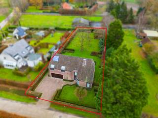 <p>Een overvloed aan ruimte, karakter en buitenbeleving, dat is wat deze instapklare open bebouwing in Kasterlee meteen uitstraalt. <br />Gelegen op een mooi perceel van 1.4570 m² helemaal in het groen, combineert deze woning absolute rust en privacy met een verrassend comfortabele woonindeling en tal van unieke troeven.</p>
<p>Deze charmante woning werd opgetrokken in 1989 en beschikt over een royale bewoonbare oppervlakte van circa 350m². De woning bevindt zich in uitstekende, instapklare staat en werd steeds met zorg onderhouden.</p>
<p>De gelijkvloerse verdieping opent met een centrale inkomhal met aan de rechterzijde de aangename leefruimte, opgedeeld in een woonkamer en eetkamer met veel lichtinval.</p>
<p>Aansluitend ligt de ruime keuken voorzien van alle comfort en voldoende plaats voor een ontbijthoek. Grenzend aan de keuken bevindt zich de wasplaats met een praktische indeling, evenals een aparte achteringang met toegang tot de kelder en polyvalente garage.</p>
<p>Op de eerste verdieping bevinden zich vier ruime slaapkamers. De grootste kamer leent zich perfect als master bedroom. De overloop geeft vlot toegang tot de drie overige slaapkamers en badkamer en douchekamer.</p>
<p>Het perceel is zonder twijfel één van de absolute blikvangers. Deze prachtige tuin biedt een uitzonderlijk gevoel van vrijheid en sereniteit.</p>
<p>Ondanks de uitzonderlijk rustige ligging in natuurgebied bevindt de woning zich op een strategische locatie. Scholen, winkels en de nabijheid van de snelwegen (4 km) garandeert een vlotte verbinding met omliggende steden.</p>
<p>Deze instapklare woning biedt uitzonderlijk veel ruimte, een uniek perceel in een groene omgeving en een ligging die zelden op de markt komt.</p>