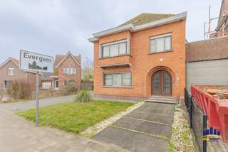 Op een rustige ligging vindt u deze volledig gerenoveerde woning met 4 slaapkamers op Kwadeweg 59 in Evergem. De woning werd de afgelopen jaren grondig aangepakt en combineert comfort, kwaliteit en praktische ruimte. Dankzij de vele vernieuwingen is dit een ideale instapklare woning voor gezinnen of voor wie wonen en werken wil combineren.<br /><br />Bij de renovatie werd veel aandacht besteed aan duurzaamheid en kwaliteit. Zo werden alle muren in de spouw geïsoleerd en is ook de zolder volledig geïsoleerd. De woning beschikt overal over dubbele beglazing en rolluiken, wat zorgt voor extra comfort en energiezuinigheid. Zowel de elektriciteit, waterleidingen, centrale verwarming als de gasleiding werden vernieuwd. Ook de riolering werd volledig vernieuwd, zowel binnen als buiten de woning.<br /><br />Binnenin valt meteen de degelijke afwerking op. De tussenverdiepingen zijn uitgevoerd met betonvloeren en zowel boven als beneden werd gekozen voor hoogwaardig laminaat. De nieuwe badkamer straalt luxe uit dankzij het gebruik van echte eik en natuursteen. Daarnaast beschikt de woning over een droge kelder die professioneel werd behandeld.<br /><br />De woning is ook praktisch ingericht. Het bijgebouw biedt tal van mogelijkheden en kan perfect dienen als kantoor, praktijkruimte of hobbyruimte. Rondom de woning zijn elektrische kabels voorzien voor het plaatsen van lichtpalen in de tuin. Verder is er een camerasysteem inbegrepen in de prijs voor extra veiligheid.<br /><br />Buiten geniet u van een ruime tuin (zuidoost gericht) met speelruimte voor kinderen. De ramen zijn overal voorzien van muggenhorren. De oprit werd recent vernieuwd door de eigenaar en biedt plaats voor ongeveer zes wagens. Ook de gordijnen op maat (ter waarde van circa €10.000) blijven in de woning.<br /><br />Extra troeven: geen asbest aanwezig, elektriciteit volledig conform en een EPC-score C.<br /><br />Kortom: een instapklare, goed onderhouden en grondig gerenoveerde woning met veel ruimte, comfort en mogelijkheden, gelegen in een aangename omgeving in Evergem.<br /><br />Interesse? Contacteer mij vandaag nog voor meer info op 0472/50.08.58.<br />Mohamed