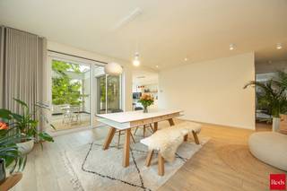 <p>Het recente en duurzame woonproject Rubens (2020–2021), gerealiseerd door architect DmVa met bijzondere aandacht voor licht, ruimte en architectuur, bevindt zich in de charmante dorpskern van Muizen, op een steenworp van het centrum van Mechelen en vlakbij trein en bus, op wandelafstand van het Mechels Broek en de oevers van de Dijle – waar natuur en bereikbaarheid perfect in balans zijn met een vlotte verbinding naar Antwerpen, Leuven en Brussel.<br /><br />Deze woning onderscheidt zich door haar grote raampartijen, die zorgen voor een overvloed aan natuurlijk licht, de doordachte en unieke indeling, en de uitstekende energiescore.<br /><br />Bij het betreden van de woning komt u in de inkomhal met gastentoilet. Aansluitend bevindt zich de gezellige eetruimte met een open, moderne keuken, volledig uitgerust met kwalitatieve toestellen. Dankzij een extra inkomdeur biedt deze ruimte bovendien de mogelijkheid om een praktijk- of bureauruimte in te richten.<br /><br />Grenzend aan de keuken vindt u een praktische berging, ideaal voor extra opslag. De grote raampartijen geven uit op het terras met een prachtige boom, waardoor u geniet van een aangenaam zicht op groen en een gevoel van rust. De volledige gelijkvloerse verdieping is afgewerkt met keramisch parket en voorzien van vloerverwarming.<br /><br />Op de eerste verdieping bevindt zich de ruime en lichtrijke woonkamer met toegang tot een gezellig dakterras. Ook hier geniet u van een mooi groen uitzicht en een warme afwerking dankzij het parket.<br /><br />De tweede verdieping omvat drie volwaardige slaapkamers, een aparte dressing/wasruimte en een stijlvolle badkamer uitgerust met zowel een bad als een inloopdouche.<br /><br />Met een gunstig E-peil van 42 bent u bovendien verzekerd van een energiezuinige woning en lage energiekosten. Kortom, een woning die rust, licht en functionaliteit samenbrengt op een centrale ligging.<br /><br />Interesse in deze unieke woning?<br />Contacteer Nico via 0478 012 012 of nico@reds.be voor een bezoek ter plaatse.</p>