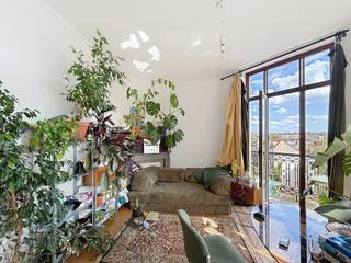 <strong>SCHAERBEEK : Appartement met 1 slaapkamer van ±52m² vlakbij het Josaphatpark gelegen op de 4de verdieping zonder lift. Het bestaat uit een woonkamer ±19m², keuken met elektrische kookplaat, badkamer met wc, berging, slaapkamer ±15m² en balkon. Voorziening van kosten: 30€/maand voor de gemeenschappelijke ruimtes en afstand van verhaal verzekering. EPC E. Beschikbaar op 01/11/2026.</strong><br /><br /><span>4e verdieping zonder lift: </span><br /><br />- Woonkamer : ±19m²<br />- Keuken met elektrische kookplaat<br />- Badkamer met wc<br />- Slaapkamer : ±15m²<br />- Balkon : ±2m<br />- Berging