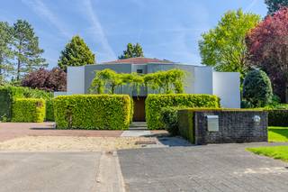 <span><span><strong>Moderne villa met ruime leefruimte, 4 slaapkamers en 2 badkamers op 13 are in gegeerde buurt Neerharen- Lanaken</strong></span><br />Aan de Seringenstraat 12 in Neerharen (deelgemeente van Lanaken) ligt deze royale villa in een groene en bijzonder geliefde woonomgeving. De woning werd gebouwd in 1992 en biedt een indrukwekkende bewoonbare oppervlakte van 296 m², perfect voor wie houdt van ruimte en comfort.<br /><br /><span><strong>Ligging</strong></span><br />De woning bevindt zich in de Seringenstraat in Neerharen, een van de meest gegeerde woonlocaties binnen Lanaken. Deze buurt staat bekend om haar rustige, groene en residentiële karakter, waardoor ze bijzonder in trek is bij gezinnen en mensen die op zoek zijn naar een kwalitatieve leefomgeving. Ondanks de rustige setting geniet de woning van een centrale ligging: het centrum van Lanaken bevindt zich op korte afstand en biedt een ruim aanbod aan winkels, scholen, horeca en andere voorzieningen. Ook steden zoals Maasmechelen, Zutendaal en Bilzen liggen binnen handbereik, terwijl de nabijheid van de grens met Nederland vlot woon-werkverkeer richting Maastricht en de rest van Limburg mogelijk maakt. Deze combinatie van rust, bereikbaarheid en woonkwaliteit maakt Neerharen tot een van de meest gewilde plekken om te wonen in de regio.<br /><br /><span><strong>Indeling van de woning</strong></span><br />Bij het betreden van de woning komen we binnen via een ruime inkomhal die meteen een gevoel van openheid uitstraalt. Vanuit deze inkomhal krijgen we toegang tot de gezellige eet- en leefruimte, een lichtrijke plek met een fraai uitzicht op de achterliggende tuin. Deze ruimte leent zich perfect voor gezellige familiemomenten of het ontvangen van gasten.<br />Aansluitend bevindt zich de functionele keuken, uitgerust met inbouwkasten en voorzien van alle basisbenodigdheden. Vanuit de keuken is er toegang tot een praktische berging, ideaal voor extra opslagruimte. Op het gelijkvloers vinden we verder nog een apart gastentoilet en een handige vestiaire, wat het comfort en gebruiksgemak vergroot. Dankzij de grote raampartijen baadt de volledige leefruimte in overvloedig natuurlijk daglicht.<br /><br />Op de bovenverdieping geeft de nachthal toegang tot maar liefst vier volwaardige slaapkamers. Twee van deze kamers zijn bovendien uitgerust met een privébalkon, vanwaar je kan genieten van het uitzicht op de tuin. De verdieping beschikt over twee badkamers, waarvan de ensuite badkamer bij de master bedroom volledig is uitgerust met een dubbele lavabo, een ligbad, een inloopdouche en een toilet. De tweede badkamer zorgt voor extra comfort voor het hele gezin.<br /><br />Het geheel is gelegen op een ruim perceel van 13 are. De omheinde achtertuin biedt volop privacy en vormt de perfecte plek voor ontspanning. Bovendien is er een ruim overdekt terras. Aan de voorzijde van de woning is er eveneens voldoende parkeergelegenheid voorzien.<br /><br /><span><strong>Bijzonderheden</strong></span></span>
<ul>
<li><span>Royale villa van 296 m² op een perceel van 13 are</span></li>
<li><span>Gegeerde, rustige ligging met snelle verbindingen naar omliggende gemeentes </span></li>
<li><span>Vier slaapkamers, waarvan twee met balkon</span></li>
<li><span>Twee badkamers, inclusief luxueuze ensuite</span></li>
<li><span>Overvloedige lichtinval dankzij grote raampartijen</span></li>
<li><span>Veel potentieel om naar eigen smaak te moderniseren</span></li>
</ul>
<br /><span>Interesse in deze woning? Neem vandaag nog contact met ons op via <span><strong>089 23 44 22 </strong></span>of stuur een e-mail naar <span><strong>info@immoverslegers.be</strong></span>.</span>