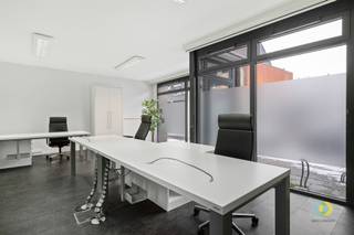 Bent u op zoek naar een perfect uitgerust kantoor? Dit ruime pand van 420m² biedt alles wat u nodig heeft voor een efficiënte en...