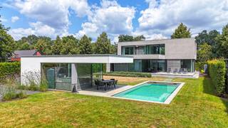 Bij ImmoFusion 7/7 “open huis” : klik op onze 3D-TOUR. Ervaar vastgoed alsof je er zelf doorloopt!<br /><br />Welkom in deze unieke, instapklare nieuwbouwvilla, gelegen in een rustige en groene omgeving te Middenstraat 39 in Koersel. Deze moderne woning is tot in de puntjes afgewerkt en combineert stijlvol design met functioneel wooncomfort. Wie hier binnenstapt, ervaart onmiddellijk de hoogwaardige afwerking en de warme, huiselijke sfeer die deze woning uitstraalt.<br /><br />Via de ruime inkomhal kom je in de lichtrijke leefruimte waar de zitkuil met gezellige leeshoek en open haard een knusse plek vormt om te ontspannen. De grote raampartijen zorgen voor een overvloed aan natuurlijk licht en bieden een prachtig zicht op de perfect onderhouden tuin met blijvend vrij uitzicht. De aangrenzende keuken vormt het kloppende hart van de woning en is royaal in omvang, afgewerkt met een elegant Corian werkblad en uitgerust met meer dan voldoende opbergruimte. Aan het grote keukeneiland kan je met zes personen comfortabel eten, terwijl elektrische gordijnen zorgen voor de juiste sfeer op elk moment van de dag. Vanuit de keuken wandel je zo het overdekt terras op, dat uitgeeft op een prachtig zwembad van 11 op 4 meter, aangelegd in 2020. Het poolhouse naast het zwembad is volledig ingericht en nodigt uit tot ontspannen zomerdagen.<br /><br />Op de eerste verdieping bevinden zich vier slaapkamers, allemaal uitgerust met ingebouwde maatwerkkasten en airco. De masterbedroom is een echte eyecatcher, met een ensuite badkamer die volledig omringd is door glas, en voorzien is van zowel een bad als een inloopdouche in mortex. De tweede badkamer is voorzien van een ruime douche en modern badkamermeubel.<br /><br />De woning is volledig onderkelderd, waardoor er een overvloed aan opbergruimte en mogelijkheden is. Overal in het huis vind je maatwerkoplossingen, van ingebouwde kasten tot het domoticasysteem dat zorgt voor een naadloze bediening van verlichting, gordijnen, verwarming en meer. De combinatie van een lucht/water-warmtepomp met vloerverwarming garandeert een energiezuinig comfort doorheen het hele jaar. De woning is bovendien gebouwd met oog op maximale veiligheid: voorzien van camera’s, noodbatterijen en kwalitatieve materialen.<br /><br />Dankzij de EK-conforme installatie, regenwaterputten van in totaal 20.000 liter en rolluiken op de slaapkamers, is deze woning technisch volledig in orde en klaar voor de toekomst. <br /><br />Zien is kopen – wie hier binnenkomt, wil niet meer weg.<br /><br />Pluspunten:<br />- Volledig onderkelderd<br />- Overal epoxy<br />- Hoogwaardige afwerking met maatwerk doorheen heel het huis<br />- Domoticasysteem &amp; elektrische raamdecoratie<br />- Warmtepomp met vloerverwarming<br />- Zwembad (2020) met volledig ingericht poolhouse<br />- Airco in elke slaapkamer<br />- Inbouwkasten op maat<br />- Veiligheidssysteem met camera’s en noodbatterij<br />- Regenwaterrecuperatie met regenwaterputten van 10.000 liter elk<br />- Instapklaar – geen werk, gewoon verhuizen<br /><br /><br />Voor een bezichtiging of meer informatie, bel ons op 078/78.78.70 of spring gerust eens binnen in ons kantoor – je bent altijd welkom!