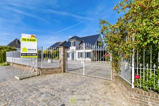 <strong>Een gezellige, recente woning, instapklaar, met praktische indeling, omringd door een fijne tuin, centraal gelegen tussen Hamont en Achel, vlakbij de NL-grens. Unieke kans voor gezinnen op zoek naar comfort in een recent huis op een ruime kavel!</strong><br /><br /><strong>LIGGING: </strong><br />Centraal gelegen tussen de centra van Hamont en Achel, groen zicht aan achterzijde! Perceel is toegankelijk aan zowel de Bosstraat, doch ook langs de zijkant met een aparte toegangspoort. Openbaar vervoer, winkels en scholen zijn binnen enkele minuten te bereiken, heel comfortabel wonen dus!<br /><br /><strong>INDELING: </strong><br /><strong>Gelijkvloerse verdieping: </strong><br />- Ontvangsthal met gastentoilet – ruime open woonkamer (bestaande uit salon- en eetgedeelte voorzien van airconditioning én speksteenkachel) – open leefkeuken aansluitend aan woonkamer (nieuw geïnstalleerde eiken keuken met natuurstenen werkblad voorzien van alle comfort zoals vaatwas, koeling, gasfornuis met dampkap en bakovens) – berging/wasruimte/bijkeuken/achterinkom (ingerichte ruimte aansluitend aan keuken) – ruime multifunctionele kamer met aparte ingang (momenteel ingericht als kantoor) – extra grote glazen veranda met als troef dat deze volledig open/dicht gedaan kan worden, al naargelang het seizoen (de perfecte plaats voor feesten en speelruimte voor kinderen en huisdieren) -<br /><br /><strong>1<sup>e</sup> verdieping:</strong><br />- Centrale nachthal - slaapkamer 1 (voorzien van airconditioning en dressingruimte) – slaapkamer 2 – slaapkamer 3 – nieuw geïnstalleerde stijlvolle badkamer (voorzien van toilet, dubbele wastafel met onderkast en extra kastruimte, vrijstaand bad en regendouchedouche met handdouche) –<br /><br /><strong>Zolderverdieping:</strong><br />- Kruipzolder overheen de bovenverdieping – bereikbaar via uitschuiftrap op overloop -<br /><br /><strong>Tuin: </strong><br />- Royaal perceel met ruime frontbreedte (+/- 43m) – onderhoudsvriendelijk ingericht aan voorzijde – prachtig gebouwde carport voor 2 wagens! – fietsenberging – verschillende terrassen – handige tuinschuurtjes – verder een aangenaam perceel met leuke plekjes van groen en privacy – volledig omheind – toegankelijk langs voorzijde, doch ook via zijingang met aparte tuinpoort -<br /><br /><strong>BIJZONDERHEDEN:</strong><br />- Knappe instapklare woning<br />- Nieuw geïnstalleerde keuken (2023, massief eiken kasten, natuurstenen werkblad, SMEG-fornuis en ovens)<br />- Nieuw geïnstalleerde badkamer (2023, bad/douche/dubbele wastafel/wc)<br />- Vloerverwarming in woonkamer en keuken<br />- Radiatoren op verdieping<br />- Airconditioning in leefruimte en hoofdslaapkamer<br />- 3 slaapkamers<br />- Extra multifunctionele ruimte op het gelijkvloers<br />- Prachtige glazen tuinkamer voor alle seizoenen<br />- Ruim perceel 14a 51ca!!<br />- Volledig omheind perceel (2 grote toegangspoorten)<br />- Ruime carport voor 2 wagens<br />- Fietsenberging (niet vergund)<br />- Centraal gelegen tussen Hamont en Achel, vlakbij NL-grens<br />- Groen gelegen aan achterzijde!<br /><br /><strong>Stedenbouwkundige Inlichtingen:</strong><br />Bouwvergunning - Woongebied - Geen dagvaarding - Geen voorkooprecht – Verkavelingsvoorschriften<br /><br /><br /><strong> EPC</strong>: 206kWh/(m²jaar)<strong> met certificaatcode: </strong>20221017-0002699567-RES-1<br /><br /><strong>O-peil:</strong> niet overstromingsgevoelig<br />P-score: D<br />G-score: C<br /><br /><strong>Benieuwd naar deze woning? Ons IDEALIS Team geeft U met plezier en steeds vrijblijvend de nodige informatie via e-mail , ter plaatse of op onze kantoren in Peer en Pelt.<br />Wenst U advies omtrent uw eigen woning? Graag plannen wij vrijblijvend met U een afspraak in om onze expertise met U te delen, steeds tot Uw dienst!!<br />Neem contact op met IDEALIS VASTGOED op 011/515 565 of mail naar info@idealisvastgoed.be!</strong><br /><br /> 