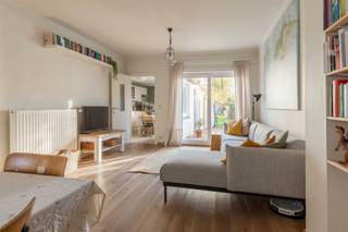 TE KOOP: Instapklare eengezinswoning met drie slaapkamers, lichtrijke leefruimte en zonnige tuin te Assebroek Deze verzorgde woning is gelegen in de...