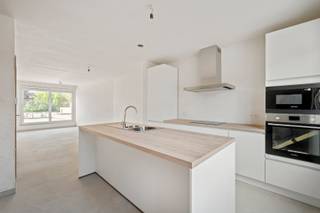 Dit duplex appartement met enorm veel natuurlijke lichtinval en ruime zuidgerichte terras biedt tal van andere troeven...ONTDEK HET APPARTEMENT VIA...