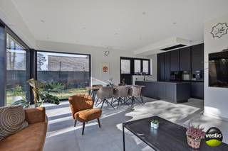 Deze ruime gezinswoning met 3 volwaardige slaapkamers en 2 badkamers werd gebouwd in 2022 en is volledig mee met de nieuwste bouwtechnieken: geothermische warmtepomp, 24 zonnepanelen, vloerverwarming (mét passieve koeling!) doorheen de gehéle woning, driedubbele beglazing, ventilatiesysteem, laadpaal,…<br /><br />Gelegen in een rustige en autoluwe straat net buiten het centrum van Genk biedt deze nieuwbouwwoning u alle comfort en ook flink wat ruimte. Met ruim 200m² bewoonbare oppervlakte én een kelder is er aan plaats geen gebrek! De woning is gelegen op een zuidoostelijk georiënteerde perceel van 6,17 are.<br />Betreden doen we de woning via de ruime inkomhal met plaats voor een vestiaire en een apart toilet. De volledig uitgeruste keuken, met kookeiland en voorzien van kwalitatieve Miele-toestellen, loopt naadloos over in de open leefruimte die door de grote raampartijen geniet van veel natuurlijke lichtinval. De plafondhoogte van 2m75 draagt alleen maar bij tot het ruimtelijk gevoel. Praktisch is zeker ook de bureauruimte en de badkamer op het gelijkvloers.<br />Ook op de eerste verdieping bevinden zich de drie ruime slaapkamers waarvan de master bedroom met ensuite dressing. Een tweede badkamer met inloopdouche, een apart toilet en een technische ruimte met aansluiting voor de wasmachine vervolledigen het plaatje.<br />Ook aan bergruimte geen gebrek: onder de gehele woning bevindt zich een kelder, waar zelfs de voorzieningen voor een homecinema liggen! De wagens tot slot, parkeert u vooraan onder de carport waar reeds één laadpaal aanwezig is en alle voorzieningen zijn voor een tweede!<br /><br /> <u>Ligging</u>
<ul>
	<li>Gelegen in een rustige, autoluwe en kindvriendelijke buurt</li>
	<li>Vlotte verbinding met centrum Genk, Zutendaal, As en Maasmechelen</li>
	<li>Scholen, winkels en lokale handelaars in de directe omgeving</li>
	<li>Oprit van de E314 op slechts 2 minuten</li>
</ul>
<u>Troeven</u>

<ul>
	<li>Bewoonbare oppervlakte van ruim 200m²</li>
	<li>Zonnig perceel van 6a 17ca</li>
	<li>3 volwaardige slaapkamers op de eerste verdieping en 2 badkamers</li>
	<li>Zeer gunstig EPC A (41 kWh/(jaar/m²))</li>
	<li>Geothermische warmtepomp met diepteboring tot op 95m</li>
	<li>Conforme elektrische installatie</li>
	<li>Driedubbele beglazing met strak aluminium raamwerk doorheen de gehele woning én automatische rolluiken</li>
	<li>Zonnige zuidoostelijk georiënteerde tuin met ruim tuinhuis</li>
	<li>Volledig onderkelderd met zelfs voorzieningen voor homecinema!</li>
	<li>Carport aan de woning voor twee wagens mét laadpaal!</li>
	<li> </li>
</ul>
Voor meer info of een bezoek ter plaatse, contacteer <strong>Maarten Delbroek </strong>op het telefoonnummer <strong>0471/03.48.04</strong> of mail naar<strong> maarten@vestio.com</strong>.