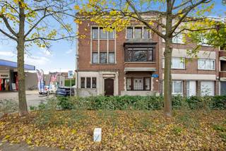 Zeer gunstig en centraal gelegen ruime herenwoning op de hoek van het Wipplein en de H. Spillemaeckersstraat, nabij het centrum van Boom.  Dit eigendom bevindt zich op wandelafstand van alle winkels, scholen en het openbaar vervoer (bus en trein).  Er is parkeergelegenheid in de straat.  De oprit van de A12 Antwerpen-Brussel ligt op slechts 1 min. rijden.  <br /><br />Deze woning werd ontworpen door architect Charles Hoge (Gent). Het bouwjaar is 1951. Goede EPC score: Label C! Het huis is volledig onderkelderd op stahoogte, verdeeld in diverse compartimenten.  Het gelijkvloers betreed je via de authentieke inkomhall in natuursteen met kastruimte onder de eiken trap.  Een 2e hall in natuursteen beschikt over ingemaakte kasten en een vestiaire.  Verder is er een apart gastentoilet, een woonkamer/salon met houtstoof in gietijzer en hoge plafonds, een eetkamer, een origineel ingerichte keuken en een inkom achteraan (dienstingang). Het 1e verdiep is ingedeeld in een nachthall, een apart toilet, 4 slaapkamers met ingemaakte kasten en een origineel ingerichte badkamer met ingemaakte kast.  Het 2e verdiep telt nog 2 ruime slaapkamers en een traphall met ingemaakte kast.  De tuin is ZUID-gericht en mooi aangelegd met achteraan leilindes.  Grenzend aan de eetkamer bevindt zich een terras met zonnetent. <br /><br />Bent u op zoek naar een centraal gelegen en karaktervolle woning?  Contacteer ons via 03 459 99 99 of info@leximmo.be voor een bezichtiging ter plaatse!