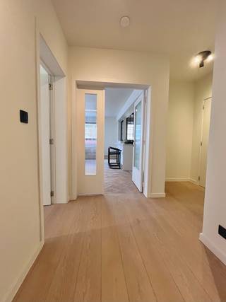 Meubeltjes plaatsen en klaar... Bent u op zoek naar een instapklaar appartement dat een grondige renovatie genoot, dan is dit uw kans !! Het appartement bevindt zich in een kleinschalige residentie, op een steenworp van 'het Zuid' &amp; het Sint-Annaplein en op een boogscheut van het historisch centrum &amp; andere voorzieningen/faciliteiten. Het appartement beschikt over een ruime bewoonbare oppervlakte en is voorzien van vele raampartijen, wat een lichtrijk comfortgevoel schept.<br /><br /><u>Indeling</u>, eerste verdiep (lift aanwezig):<br />centrale inkomhal, lichtrijke woonkamer met open-keuken (hedendaags geïnstalleerd), inpandig terras, apart toilet, badkamer, berging en 2 ruime tot grote slaapkamers.<br /><br /><u>Technisch</u>:<br />centrale verwarming op aardgas (condensatieketel), aparte tellers EGW, kwaliteitsvolle afwerking (massieve parket met visgraatpatroon) en EPC-label: B.<br /><br /><u>Extra troeven</u>:<br />- volledig instapklaar en vrij bij akte<br />- elektrische installatie conform<br />- leuke stijlaccenten in het interieur<br />- beperkte gemeenschappelijke kosten<br /><br />Bezoek na afspraak met Immoboss: <strong>stefaan@immoboss.be</strong> of <strong>0497 02 44 33</strong>
