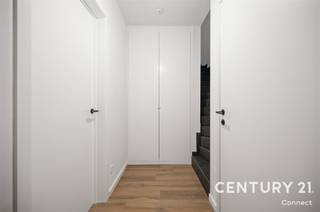 <h2><span>Energiezuinige woning op 4a 68ca in een rustige, landelijke omgeving</span></h2><p><span>Deze recente halfopen bebouwing met 4 slaapkamers, bouwjaar 2023 (<strong>nog</strong> <strong>vrijstelling van onroerende voorheffing gedurende 2 jaar</strong>. combineert hedendaags wooncomfort met een uitstekende energiezuinigheid en een praktische indeling. Dankzij de moderne technieken geniet u hier van comfortabel wonen met een beperkt energieverbruik. Ook op het vlak van mobiliteit geniet de woning van een uitstekende ligging. <strong>Steenberg</strong> sluit vlot aan op de Staatsbaan en de oprit van de <strong>E314</strong>, waardoor omliggende steden gemakkelijk bereikbaar zijn. Zo bereikt u <strong>Diest in minder dan 10 minuten</strong>, <strong>Tienen in ongeveer 20 minuten</strong> en <strong>Leuven in een 30-tal minuten</strong>.</span></p><p><span>De woning is uitgerust met een <strong>warmtepomp</strong> en beschikt over <strong>vloerverwarming op zowel het gelijkvloers als de eerste verdieping</strong>. Bovendien is er reeds een <strong>voorziening voor een tweede badkamer</strong>, waardoor de woning eenvoudig kan meegroeien met de behoeften van haar toekomstige bewoners.</span></p><p><span>Ook buiten is het aangenaam vertoeven. De <strong>volledig omheinde, west gerichte tuin</strong> geniet volop van de namiddag- en avondzon en beschikt over een praktisch <strong>tuinhuis</strong>. Parkeergelegenheid is ruimschoots aanwezig, zowel <strong>voor als naast de woning</strong>.</span></p><p>Interesse? Maak vandaag nog uw afspraak met Sally via sally@connect-immo.be  of bel 0478 57 09 99</p><p><br />Wglk-Lwag-Gdv-Gvkr-Vvg</p><p>EPC Bouw - 14 kWh/m² - 2021070713 - Label A</p>