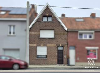 Centraal gelegen te renoveren woning te Kuurne met grote garage en uitweg achteraan het perceel.<br /><br />Deze woning heeft een aangename en lichtrijke leefruimte, die aansluit op de keuken. Achter de keuken bevindt zich de badkamer met bad, lavabo en toilet. Op het gelijkvloers vinden we verder nog een veranda, een afzonderlijk toilet, en een grote berging die perfect kan omgevormd worden tot wasplaats en die toegang geeft tot de zeer ruime garage. Het perceel is achteraan met de auto te bereiken via een garageweg. <br /><br />Op het eerste verdiep zijn er 3 slaapkamers. De zolder is te betreden via een vaste trap. Gezien de grootte en hoogte van de zolder bestaat de mogelijkheid om mits de nodige aanpassingswerken hier een bijkomende slaapkamer/hobbykamer te maken. <br /><br />Verder beschikt de woning over een groot terras, te bereiken via de veranda. <br /><br />PLUSPUNTEN:<br />+ centrale ligging<br />+ grote garage met aansluitende berging<br />+ toegang voor de wagen via garageweg achteraan het perceel<br />+ groot potentieel