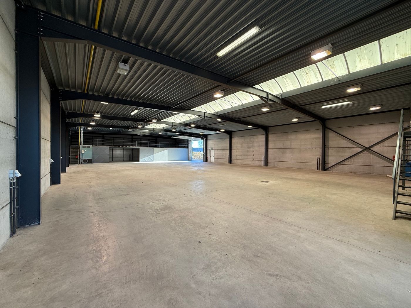 Magazijn/werkatelier met kantoor op toplocatie in Maldegem - photo 4