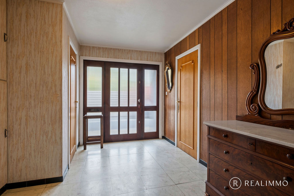 Stevige te renoveren woning in hartje Zwevegem! - foto 3