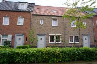 Uitstekend onderhouden en instap klare tussenwoning met voor- en op het zuidoosten gelegen achtertuin met berging. De woning is gelegen in...