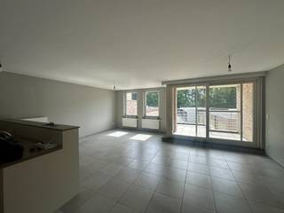In het bruisende centrum van Evergem, nabij tal van winkels, openbaar vervoer mogelijkheden, scholen en faciliteiten, stellen wij u dit...