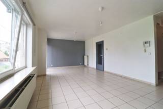 Appartement 2-chambres, très propres à Helchin. Contient: living, cuisine équipée, buanderie, salle des bains, 2 chambres, toilettes. Parking juste...